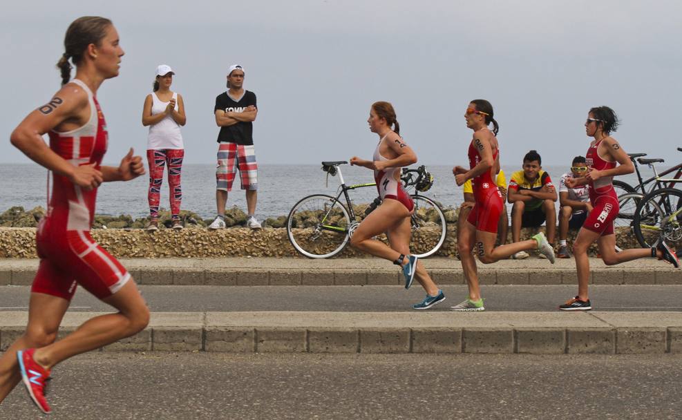 Andata e Ritorno. Atlete della Coppa del Mondo di Triathlon in azione a Cartagena, in Colombia (Afp)